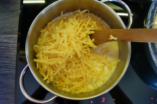 Penne so syrovou omáčkou, kuracím plátkom a hríbovou nátierkou (fotorecept) - obrázok 1