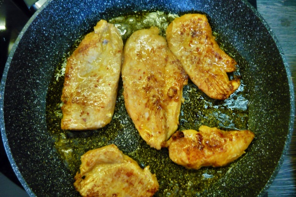 Penne so syrovou omáčkou, kuracím plátkom a hríbovou nátierkou (fotorecept) - obrázok 2