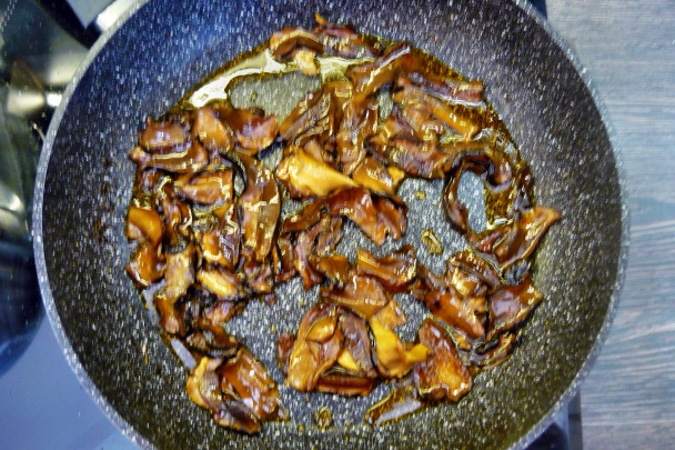 Penne so syrovou omáčkou, kuracím plátkom a hríbovou nátierkou (fotorecept) - obrázok 3