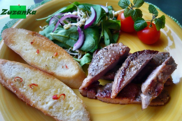 Opečená krkovička s mungo klíčkami a špenátom (fotorecept) - obrázok 5