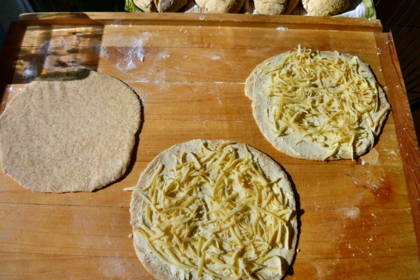 Kysnuté špaldové rožky s údeným syrom (fotorecept) - obrázok 5