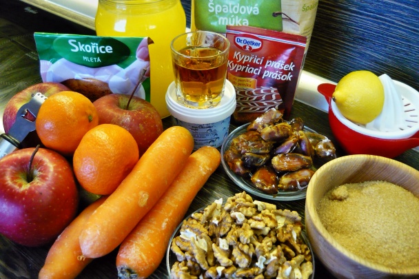 Šťavnatý koláč s jablkami a mrkvou (fotorecept) - obrázok 1