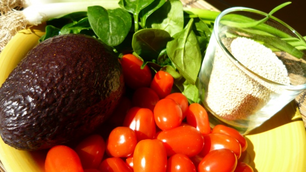 Quinoa s avokádom špenátom a paradajkami (fotorecept) - obrázok 1