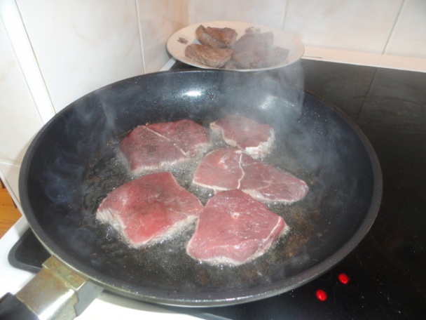 Dusené hovädzie mäso s lečom a kysnuté parené knedle (fotorecept) - obrázok 1