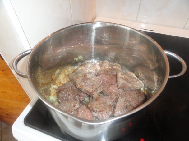 Dusené hovädzie mäso s lečom a kysnuté parené knedle (fotorecept) - obrázok 4