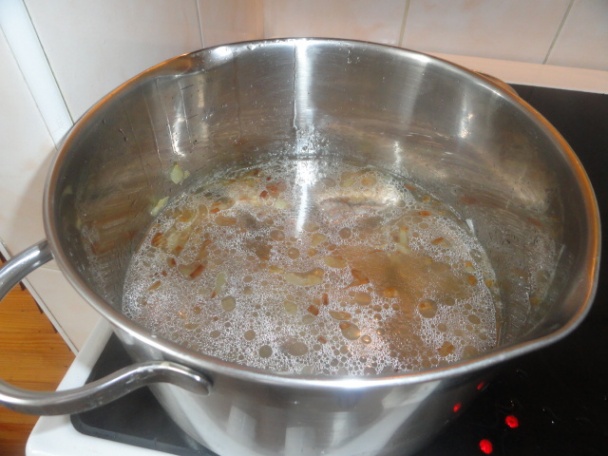 Dusené hovädzie mäso s lečom a kysnuté parené knedle (fotorecept) - obrázok 5