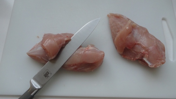 Plnené kuracie prsia s klobásou a vajcom - obrázok 1