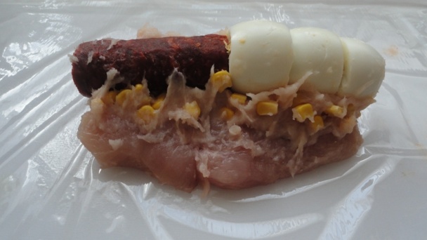 Plnené kuracie prsia s klobásou a vajcom - obrázok 5