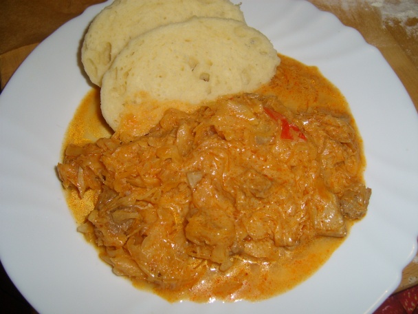 Segedínsky guláš s domácou kysnutou knedľou - obrázok 3