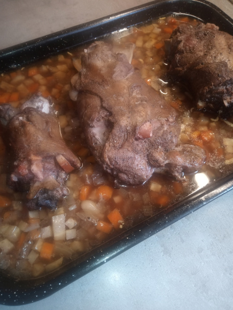 Pečená lopatka a krk z daniela na koreňovej zelenine s červeným vínom (fotorecept) - obrázok 1