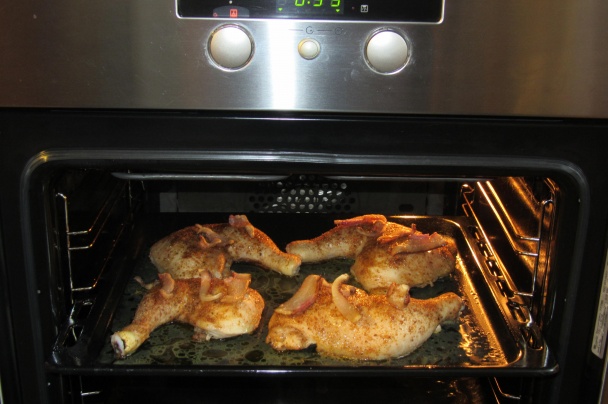 Pečené kuracie stehná s plátkami slaninky a kari ryžou - obrázok 3