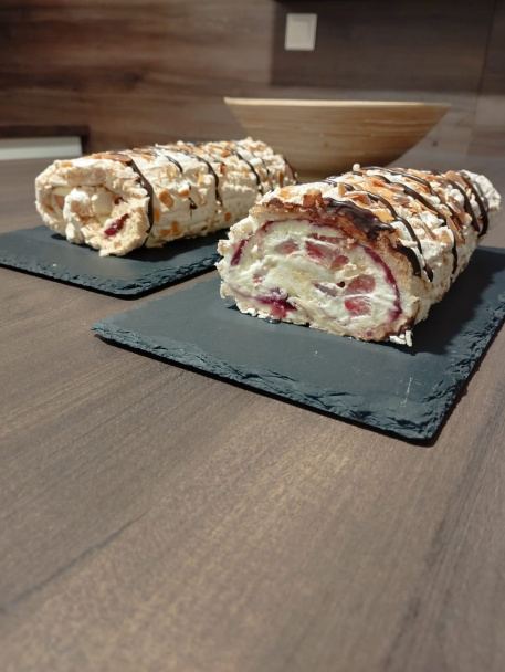 Snehová roláda s bobuľovým ovocím - obrázok 5