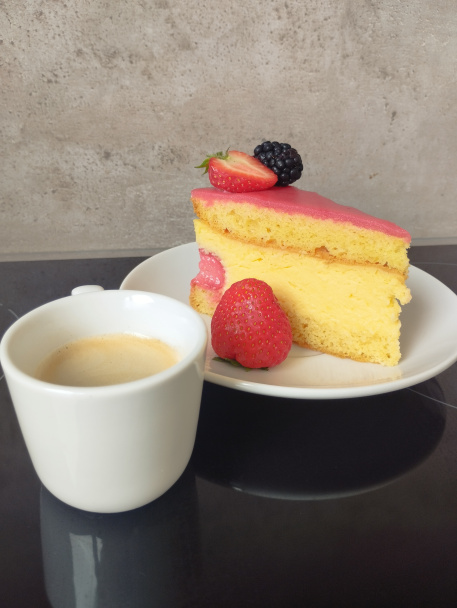 Kráľovská jahodová torta - obrázok 11