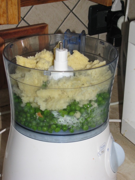 Hráškové fašírky na paradajkovej omáčke (fotorecept) - obrázok 1