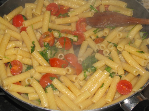 Cestoviny so zemiakmi, rukolou a paradajkami (fotorecept) - obrázok 3