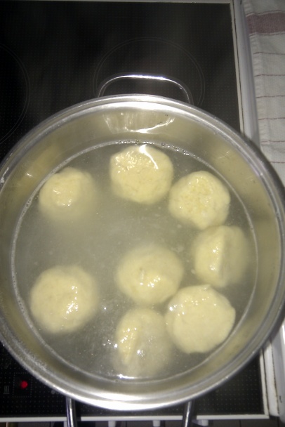 Zemiakové knedličky plnené ovocím (Gombovce) - obrázok 3