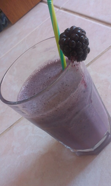 Banánové lievance s omáčkou z černíc a čučoriedkovo-černicovým smoothie - obrázok 5