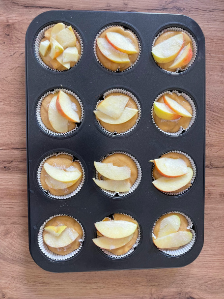 Bezlepkové a bezlaktózové škoricové muffiny s jablkami - obrázok 4