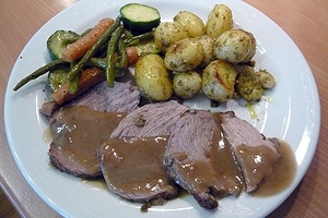 Jahňacie stehno na rozmaríne s pesto zemiakmi a dusenou zeleninou (fotorecept) - obrázok 11