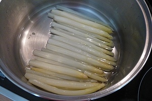 Teľacie pečené na zeleri so špargľou a korenistými zemiakmi (fotorecept) - obrázok 7