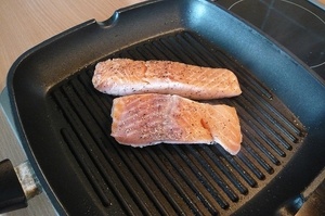 Zelený šalát s grilovaným lososom a parenými zemiakmi (fotorecept) - obrázok 4