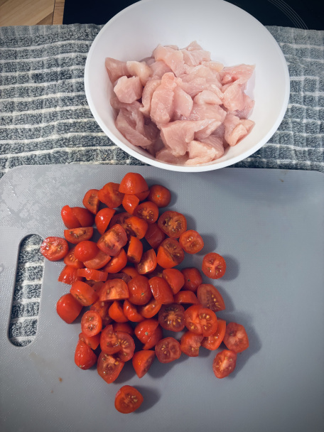 Špagety s kuracím mäsom a paradajkovo-syrovou omáčkou (fotorecept) - obrázok 1