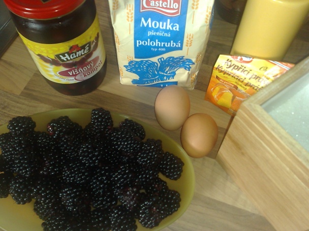 Černicovo-višňový rýchly koláč (fotorecept) - obrázok 1