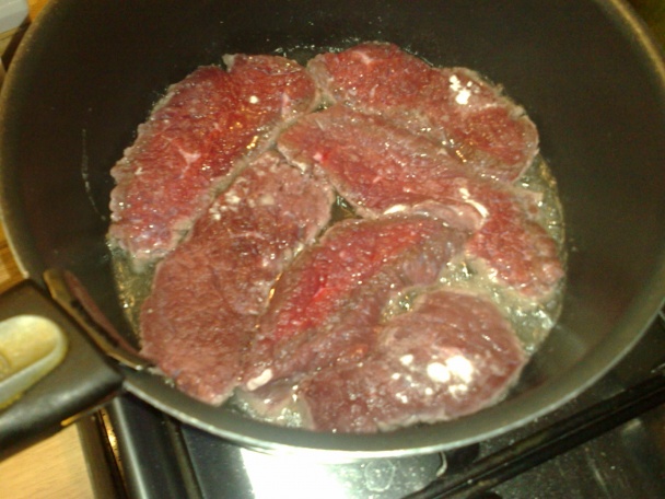 Hovädzie s klobáskou z jedného hrnca(fotorecept) - obrázok 4