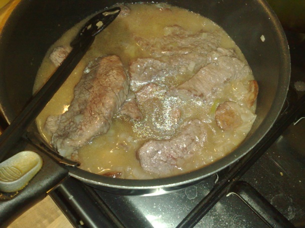 Hovädzie s klobáskou z jedného hrnca(fotorecept) - obrázok 6