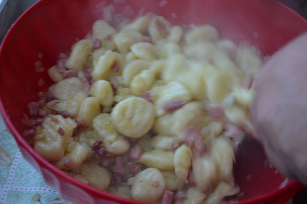 Gnochi s údeným na cibuľke - obrázok 12