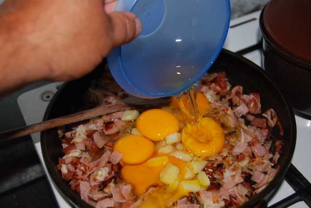 „Dobrý prase všetko spase“ - praženica so šunkou a syrom (fotorecept) - obrázok 4
