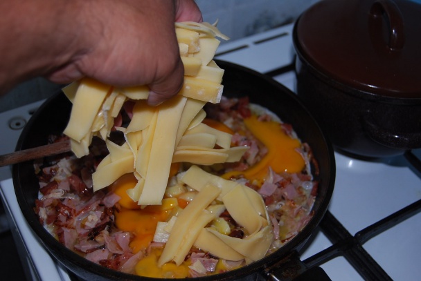 „Dobrý prase všetko spase“ - praženica so šunkou a syrom (fotorecept) - obrázok 5