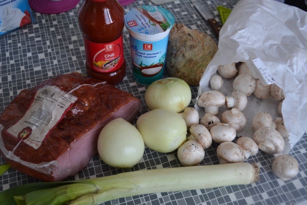 Šampiňóny na zelenine s údeným stehnom - obrázok 1