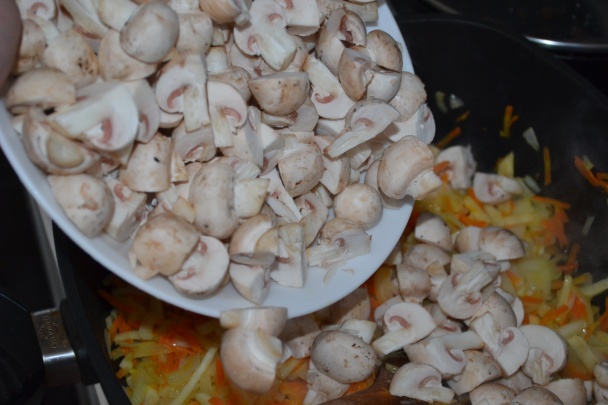 Šampiňóny na zelenine s údeným stehnom - obrázok 5