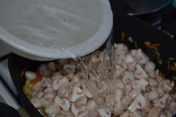 Šampiňóny na zelenine s údeným stehnom - obrázok 6