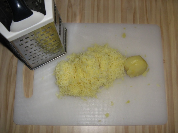 Domáci zemiakový knedlík so slaninkou a cibuľkou  - obrázok 1