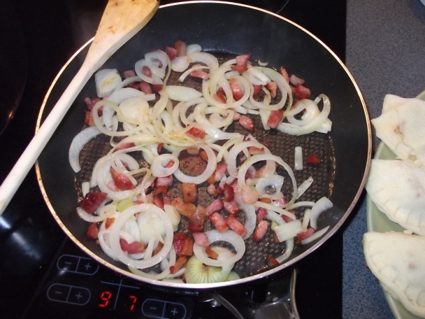 Plnené pirohy so smotanovým dresingom (fotorecept) - obrázok 8