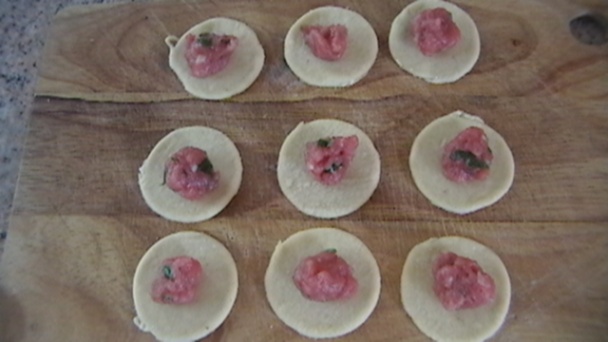 Domáce torteliny v paradajkovej omáčke s parmezánom a bazalkou (fotorecept) - obrázok 1