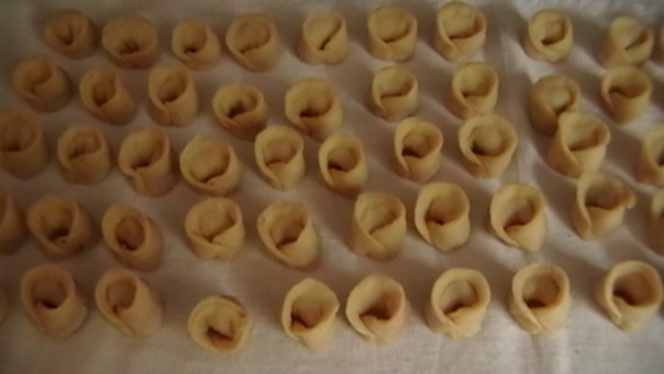 Domáce torteliny v paradajkovej omáčke s parmezánom a bazalkou (fotorecept) - obrázok 3