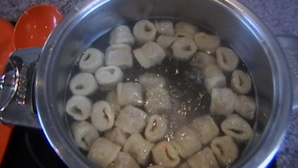 Domáce torteliny v paradajkovej omáčke s parmezánom a bazalkou (fotorecept) - obrázok 4