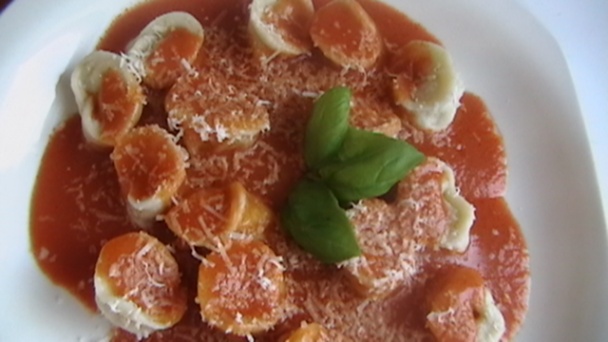 Domáce torteliny v paradajkovej omáčke s parmezánom a bazalkou (fotorecept) - obrázok 6