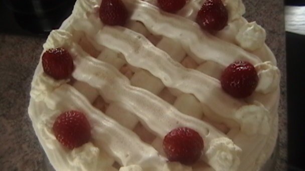 Bezé torta s jahodovou náplňou (fotorecept) - obrázok 7