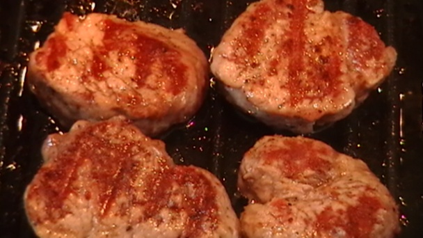 Steaky z panenky, gratinované zemiaky a hubová omáčka (fotorecept) - obrázok 5