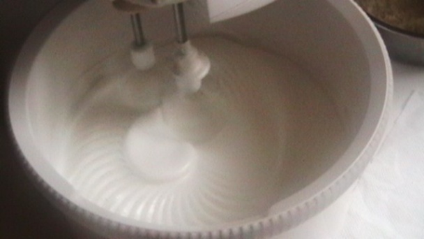 Bezé roláda s tvarohovou šľahačkou (fotorecept) - obrázok 1