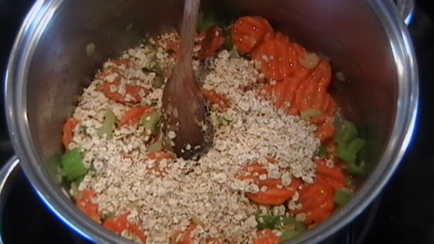 Polievka zo stonkového zeleru, mrkvy a ovsených vločiek (fotorecept) - obrázok 2