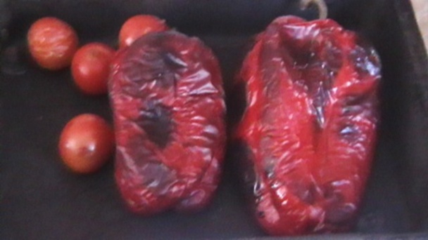 Šopský šalát s grilovanou panenkou, polníčkom a rukolou (fotorecept) - obrázok 1