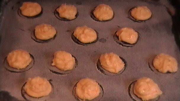 Pusinky s krémom bourbon vanilka, gaštanovým pyré a šľahačkou (fotorecept) - obrázok 4