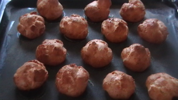 Pusinky s krémom bourbon vanilka, gaštanovým pyré a šľahačkou (fotorecept) - obrázok 5