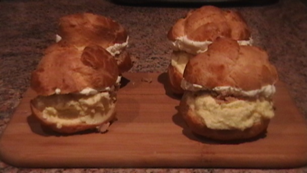 Pusinky s krémom bourbon vanilka, gaštanovým pyré a šľahačkou (fotorecept) - obrázok 11