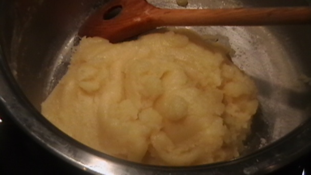 Pyramída z profiteroles s chrenovým krémom (fotorecept) - obrázok 1